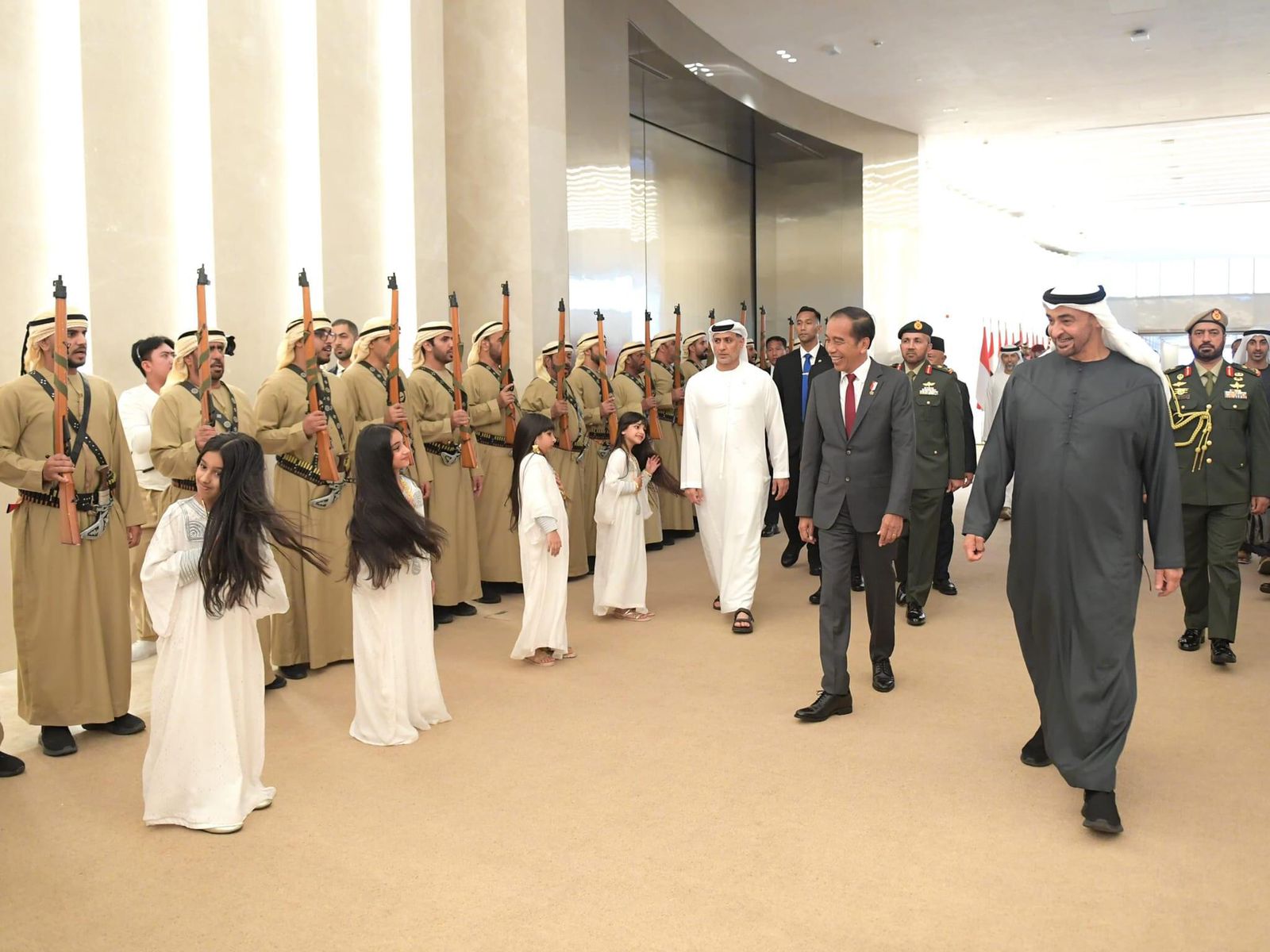 Bapak Presiden Joko Widodo Tiba Di Abu Dhabi Disambut Presiden PEA Mohammed bin Zayed Al Nahyan (MBZ)